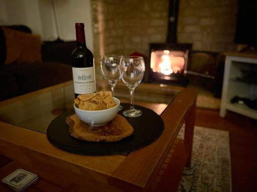 Cosy Cotswold Lodge by Your Home Here, ideal for families with log-burner, spa, private parking and heated swimming pools