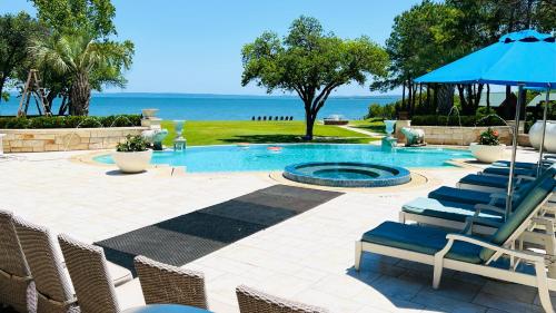 Beautiful lakefront private resort home, Lake LBJ in Buchanan Dam, USA