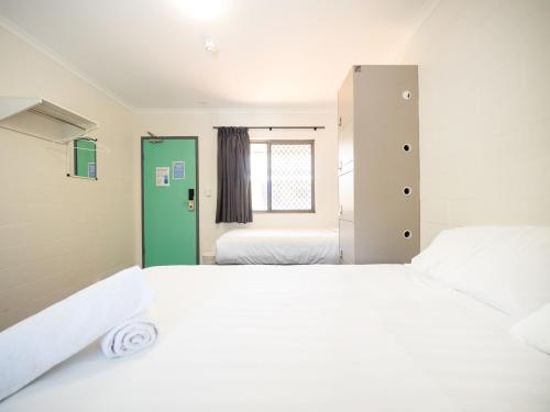 Cape Byron YHA Room Type - Queen Plus One with Shared Bathroom