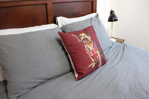 Private Bright Modern Studio! Queen bed !