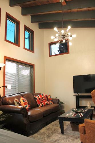 Private Bright Modern Studio! Queen bed ! in Victoria, Canada