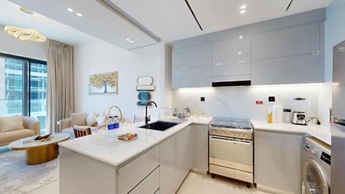Primestay - Binghatti Canal 1BR Business Bay - image 2