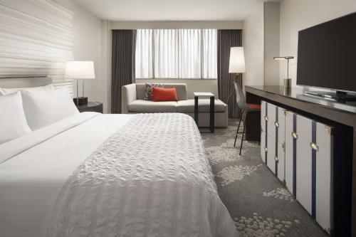 Classic, Guest room, 1 King room in Le Meridien New Orleans