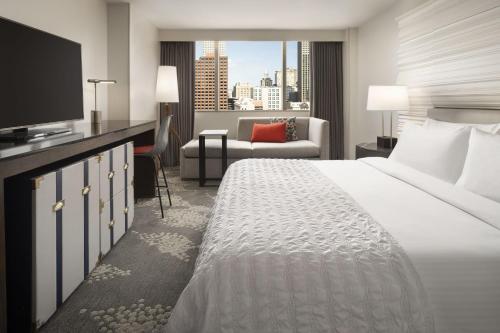 Guest room, 1 King, City view image 3