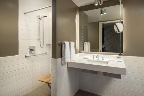 Classic, Guest room, 1 King image 4