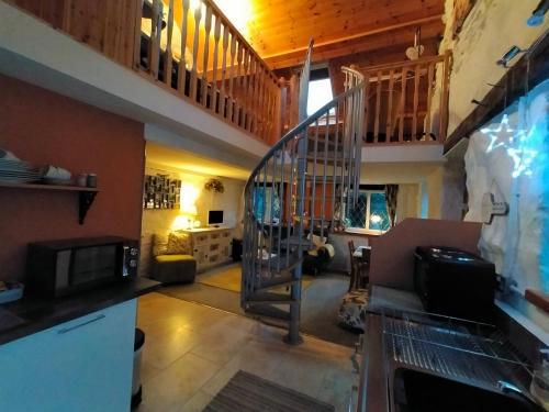 . Yr Hen Efail - Quirky Old Smithy cottage near forest walks, cycling & lakes