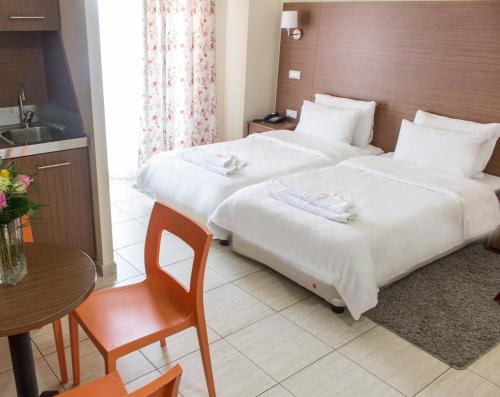 Twin Room with Balcony image 2