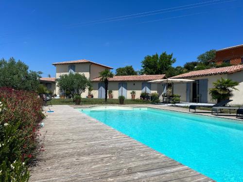 Gîte Crest, avec terrasse et piscine.