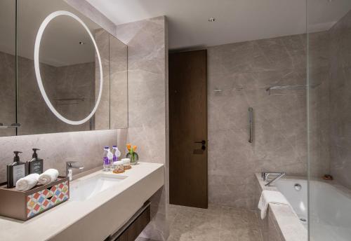 Yuexiu Hotel Guangzhou,Curio Collection by Hilton-Free shuttle between hotel and Exhibition Center during Canton Fair & Exhibitor Registration Counter