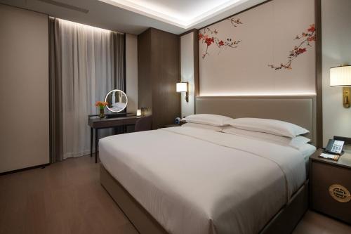 Yuexiu Hotel Guangzhou,Curio Collection by Hilton-Free shuttle between hotel and Exhibition Center during Canton Fair & Exhibitor Registration Counter