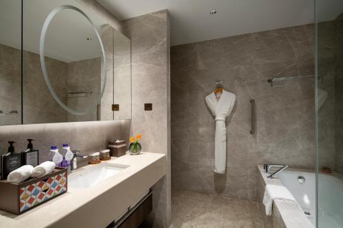 Yuexiu Hotel Guangzhou,Curio Collection by Hilton-Free shuttle between hotel and Exhibition Center during Canton Fair & Exhibitor Registration Counter