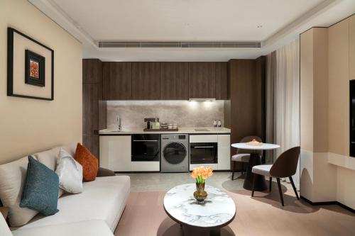 Yuexiu Hotel Guangzhou,Curio Collection by Hilton-Free shuttle between hotel and Exhibition Center during Canton Fair & Exhibitor Registration Counter