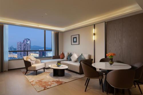 Yuexiu Hotel Guangzhou,Curio Collection by Hilton-Free shuttle between hotel and Exhibition Center during Canton Fair & Exhibitor Registration Counter