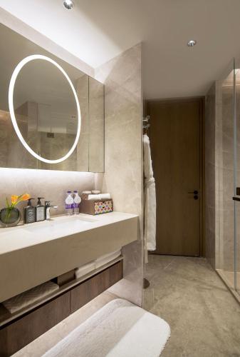 Yuexiu Hotel Guangzhou,Curio Collection by Hilton-Free shuttle between hotel and Exhibition Center during Canton Fair & Exhibitor Registration Counter