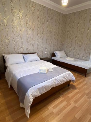 1 double bed, 1 twin bed