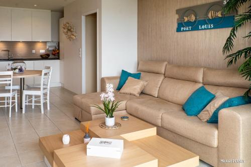 RÉF 231 - PORT-LOUIS appartement type 2 pleine vue Petite Mer avec terrasse, parking et garage dans résidence récente