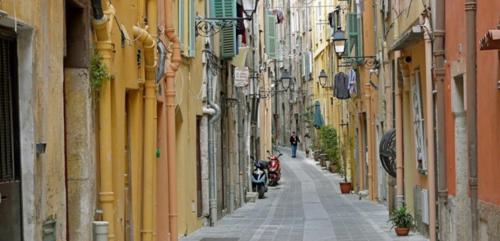 Studio vieille ville tout equipe sans ascenseur in Menton