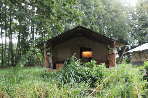  Luxe safaritent aan het water - Recreatiepark de Uilenburg - Friesland - Sneek in Hommerts