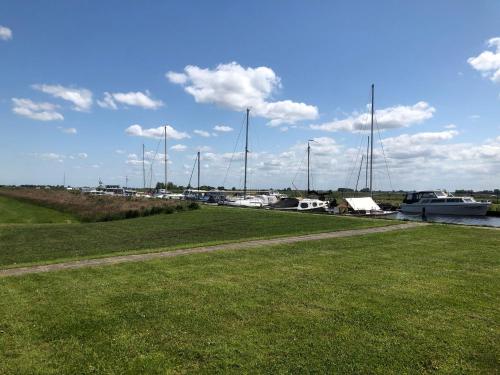 สภาพแวดล้อมโดยรอบ, Luxe safaritent aan het water - Recreatiepark de Uilenburg - Friesland - Sneek in ไอทเวลลิงเกร์กา