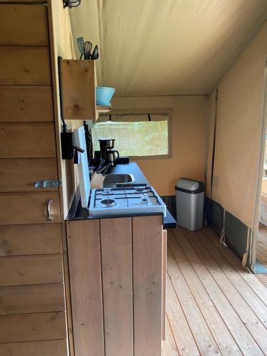 ห้องครัว, Luxe safaritent aan het water - Recreatiepark de Uilenburg - Friesland - Sneek in ไอทเวลลิงเกร์กา