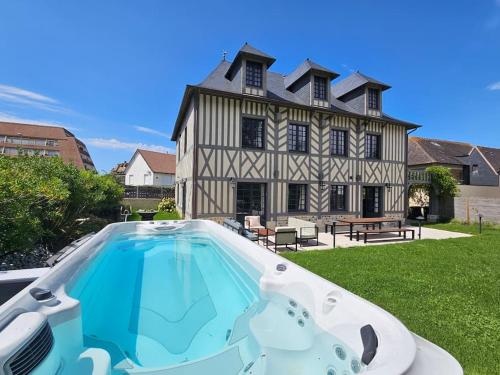 Villa d'exception, 5 chambres, 20m plage, spa. - Location, gîte - Benerville-sur-Mer