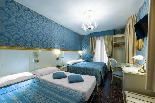1 queen bed, 2 twin beds