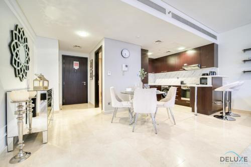 Limited Time Offer Stylish 1BR near to Metro by Deluxe Holiday Homes, Dubai (Foto 2)