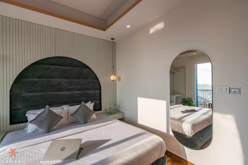 Deluxe Private Room (with balcony) image 4