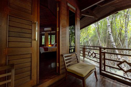 parveke/terassi, RedDoorz Resort @ Taman Wisata Mangrove in Cengkareng