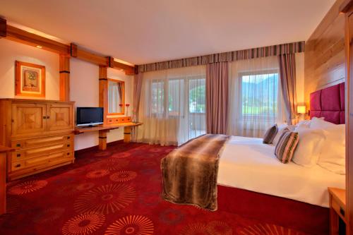 Deluxe Room Mountain View with King Bed image 1