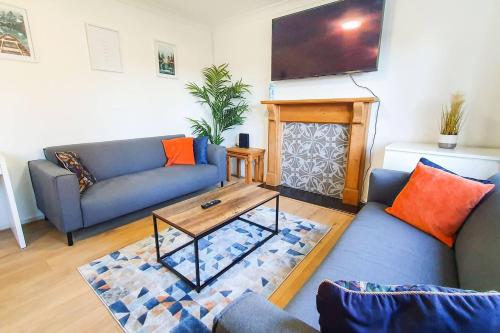 Impeccable 4-Bed House in Cheltenham gîte à louer Swindon