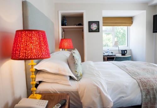 Compact Double Room image 4