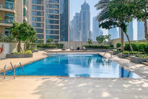 StoneTree - Stylish 1BR & Pool with Burj Khalifa Views - image 2