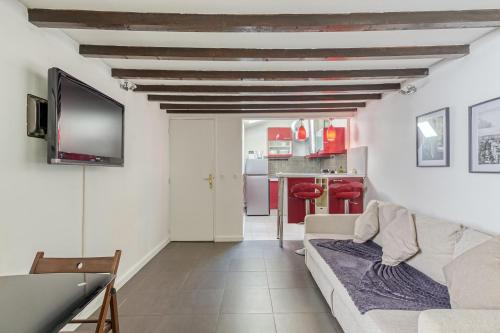 Shared lounge/TV area, L'Hypercentre / 1 min RER A - 5 min Metro - Disney in Vincennes