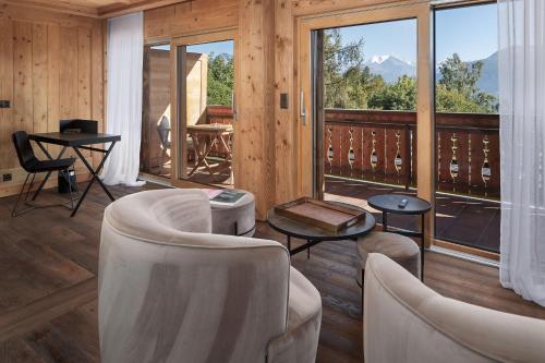 Suite with Balcony and Mountain View