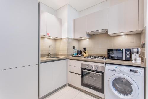 STAY BY LATINEM Luxury 1BR Holiday Home CVR B1701 near Burj Khalifa, Dubái (foto 6)