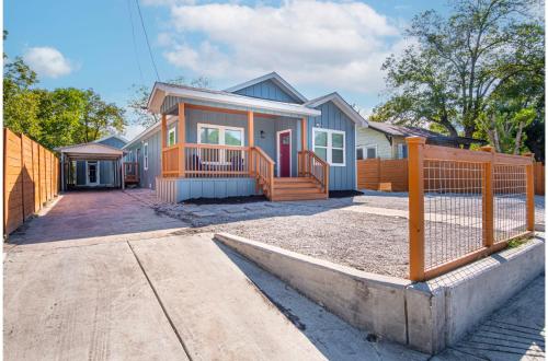 Spectacular Brand New 4BR2.5BA Near DT Riverwalk in San Antonio, USA
