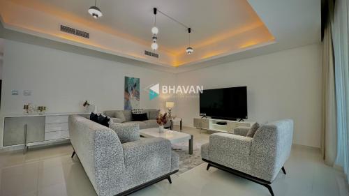 Calm Chaos 4 BR Villa with maid Room in Damac Hills 2 By Bhavan Vacation Homes, Дубай (фото 3)