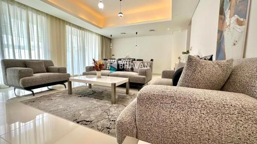 Calm Chaos 4 BR Villa with maid Room in Damac Hills 2 By Bhavan Vacation Homes, Дубай (фото 4)
