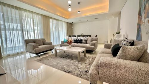 Calm Chaos 4 BR Villa with maid Room in Damac Hills 2 By Bhavan Vacation Homes, Дубай (фото 7)