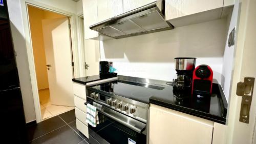 Calm Chaos 4 BR Villa with maid Room in Damac Hills 2 By Bhavan Vacation Homes, Дубай (фото 6)