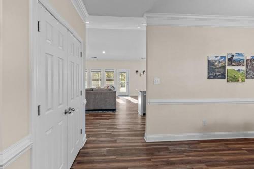 Sophisticated Suburban Oasis in James City (NC)