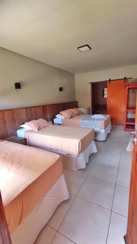 1 queen bed, 2 twin beds
