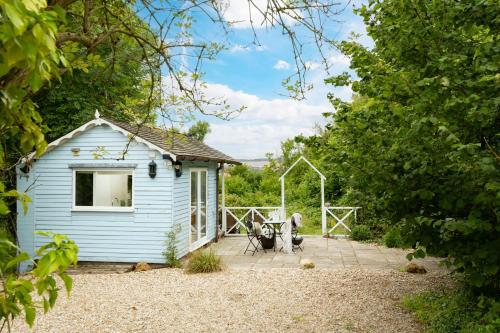 Art Studio - Connect to Nature in the Hot Tub at Cosy Studio