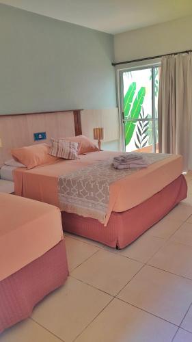 1 queen bed, 1 twin bed