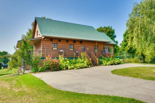 Warm and Cozy Clayton Cabin Near St Lawrence River! in Clayton, USA