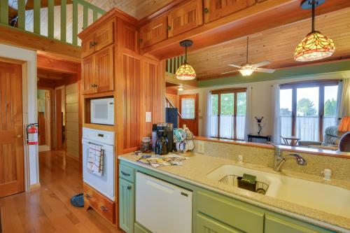 Warm and Cozy Clayton Cabin Near St Lawrence River! in Clayton, USA
