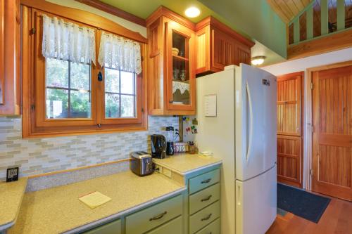 Warm and Cozy Clayton Cabin Near St Lawrence River! in Clayton, USA