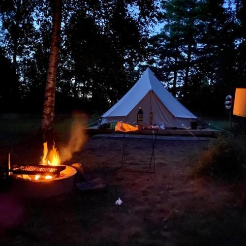 Iekārtas, Nature Bell-tent with lakeside view in Agunnaryd