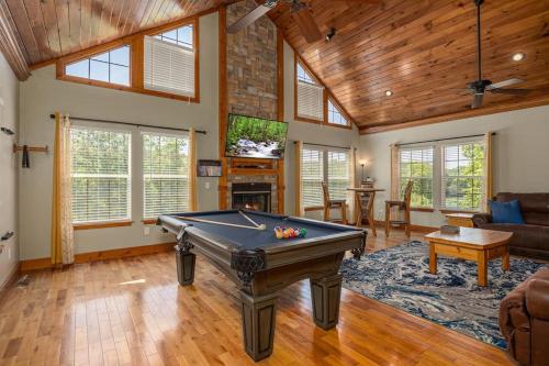 Lakefront with 3 King Beds, Pool Table, Arcade Barrel